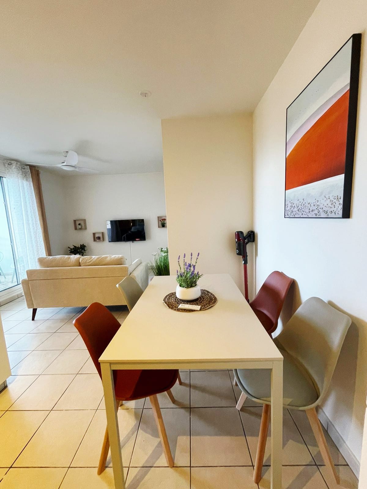 Salon & salle à manger — Appartement lumineux après